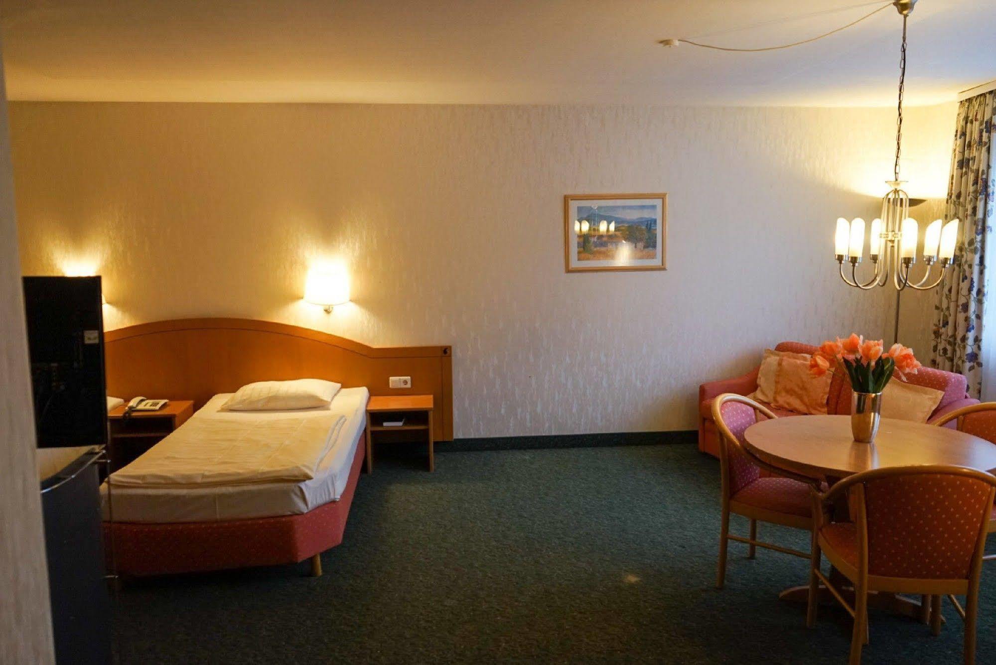 Hotel Circle Inn Ramstein-Miesenbach Esterno foto
